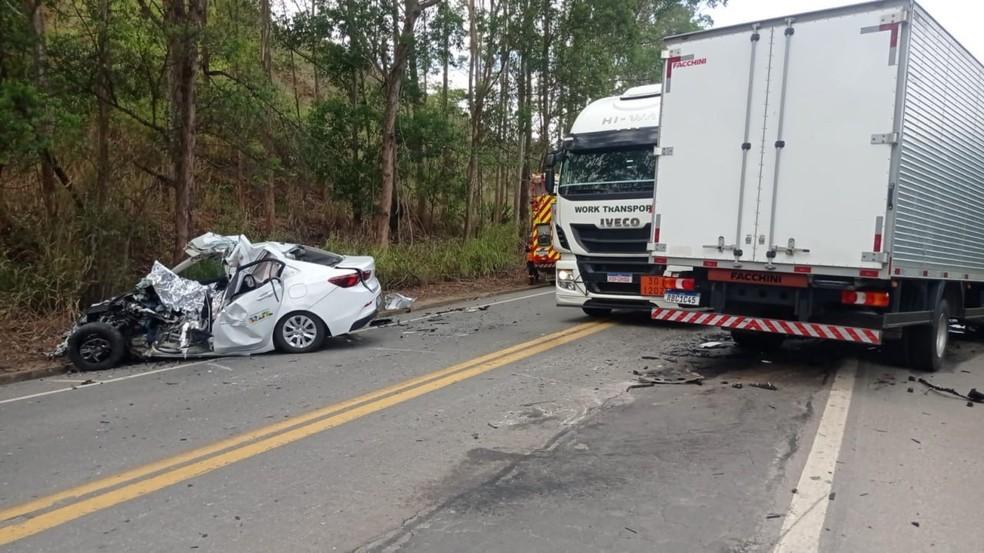 Grave acidente entre carro e caminhão na BR-259 deixa motorista morto e mulher ferida, no ES