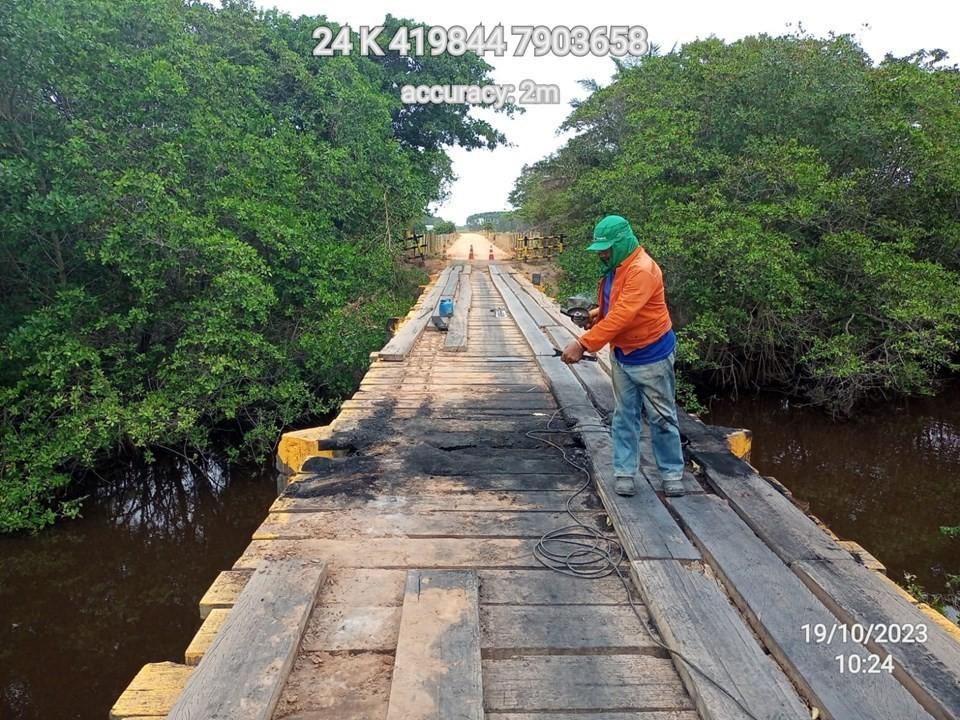 Equipes do DER-ES fazem manutenção em ponte alvo de vandalismo, em São Mateus, ES