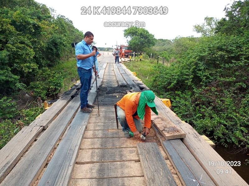 Equipes do DER-ES fazem manutenção em ponte alvo de vandalismo, em São Mateus, ES