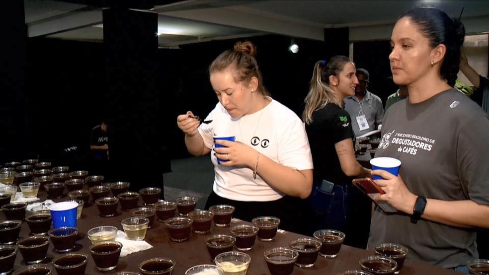 Provar até 150 bebidas por dia, assoviar e ter alimentação saudável: Entenda o trabalho de um degustador de café