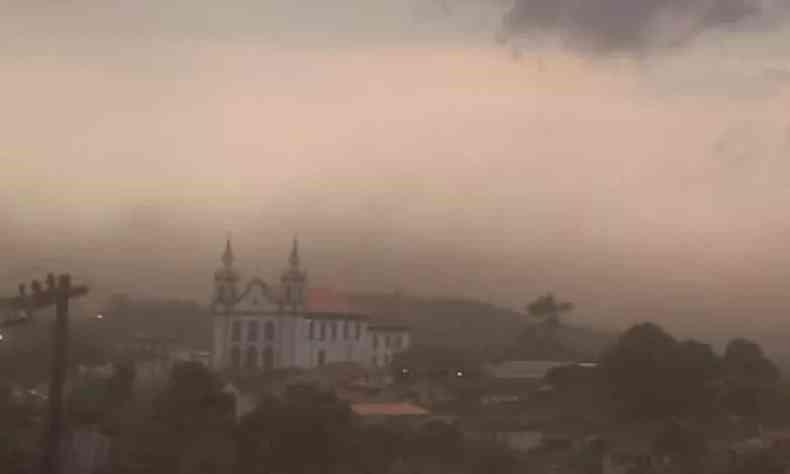 Nuvem de poeira encobre o céu de cidade de MG