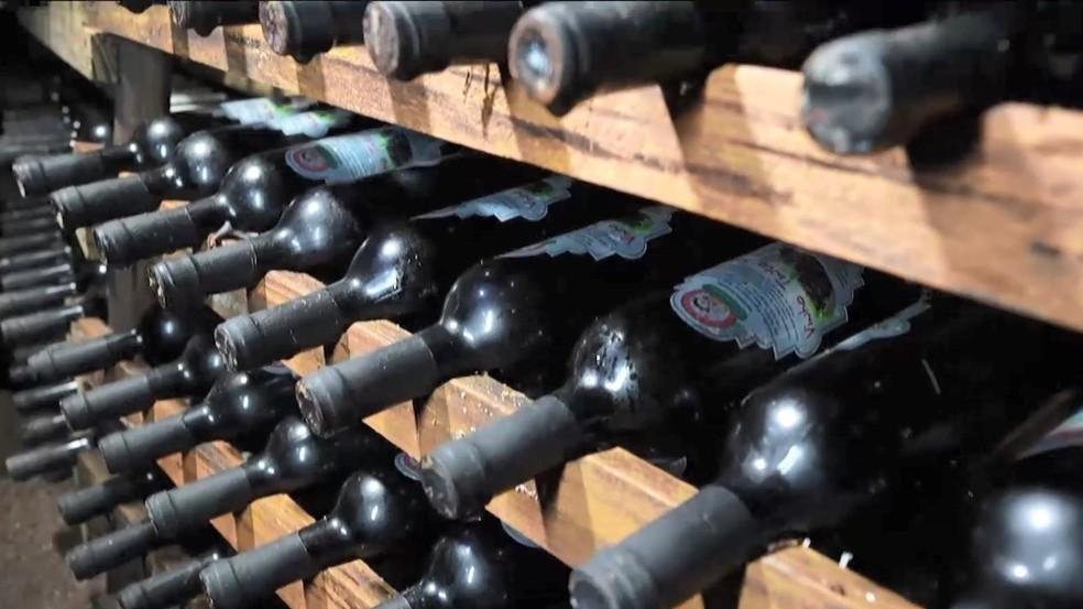 Produtores do ES armazenam vinhos e cachaças em caverna com 30 metros de profundidade para garantir qualidade das bebidas