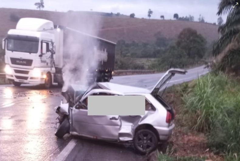 Grave acidente entre carro e carreta na BR-259 deixa três mortos, em João Neiva, no ES