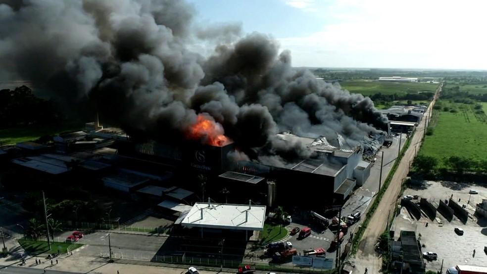 Incêndio atinge fábrica da Cacau Show em Linhares, no Norte do ES