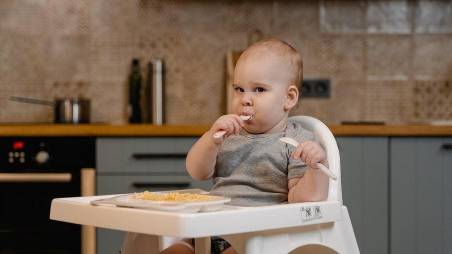 Por que deixar a criança “brincar” com a comida?