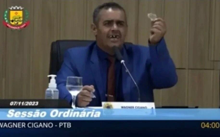 Vereador tira dentadura e mostra durante discurso