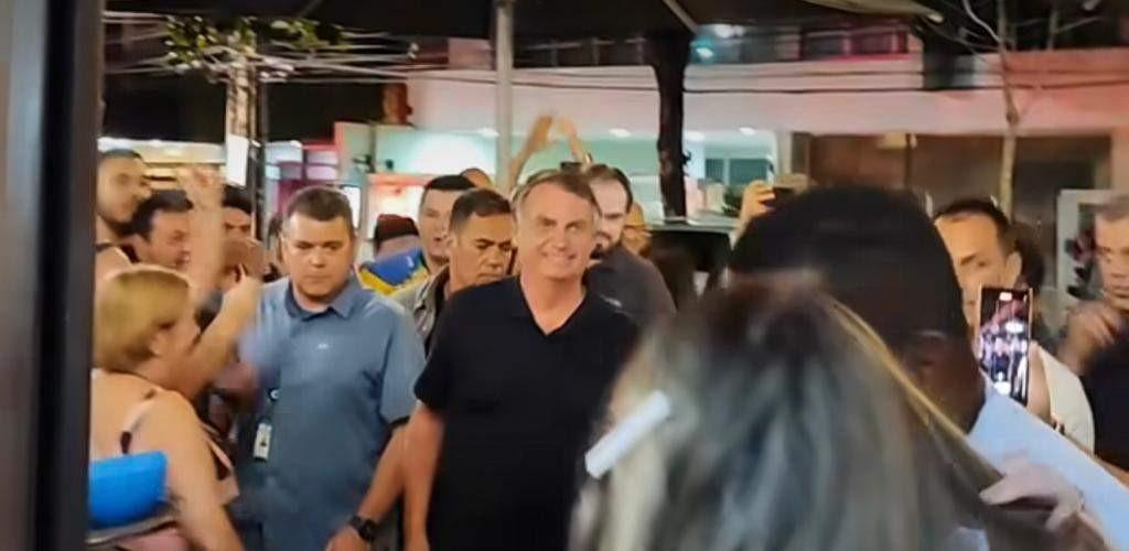 Bolsonaro chega de surpresa ao ES e é ovacionado em restaurante na Praia do Canto