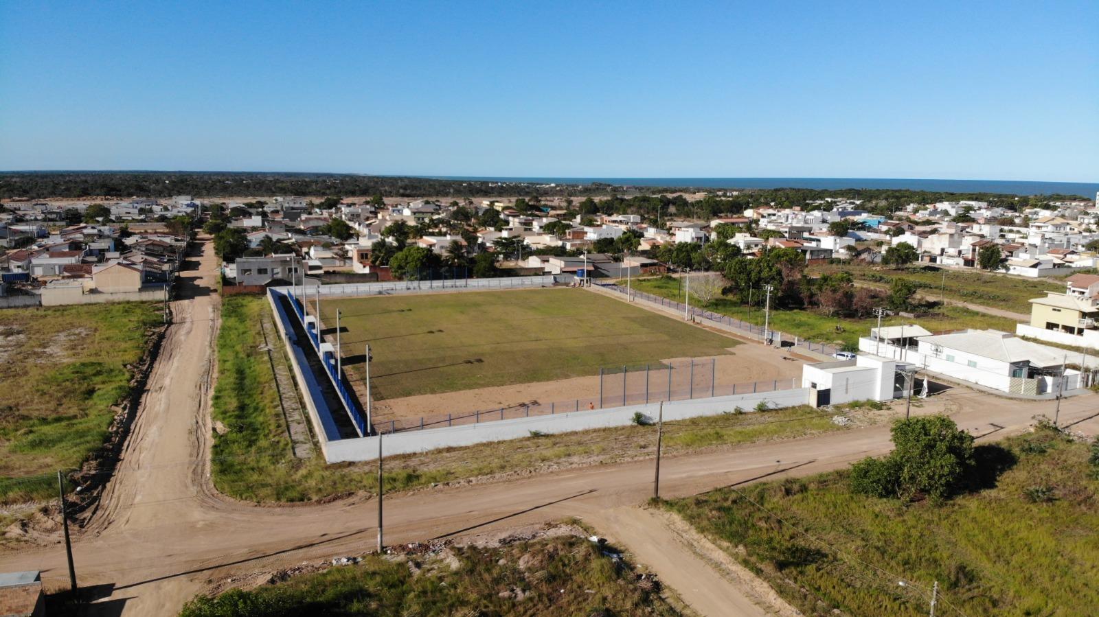 Com 80% das obras concluídas, campo de futebol da Ilha de Guriri, em São Mateus, vem atender uma demanda histórica