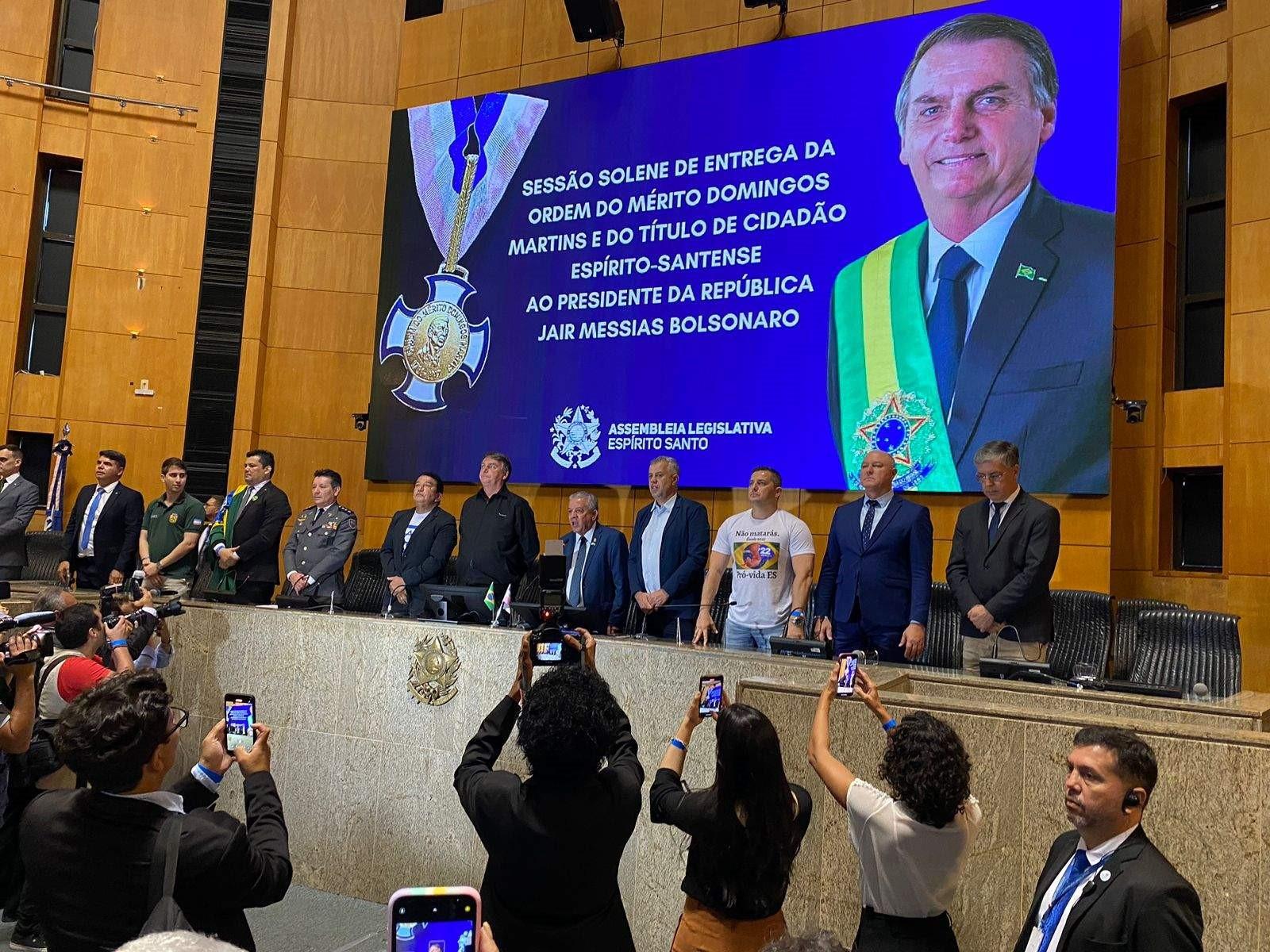 Bolsonaro recebe título de cidadão capixaba na Assembleia Legislativa do ES