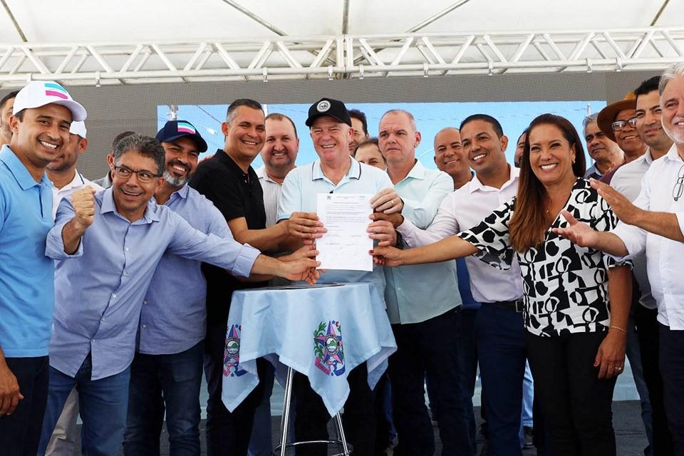 Casagrande entrega equipamentos esportivos e anuncia reforma de escola em Sooretama, ES