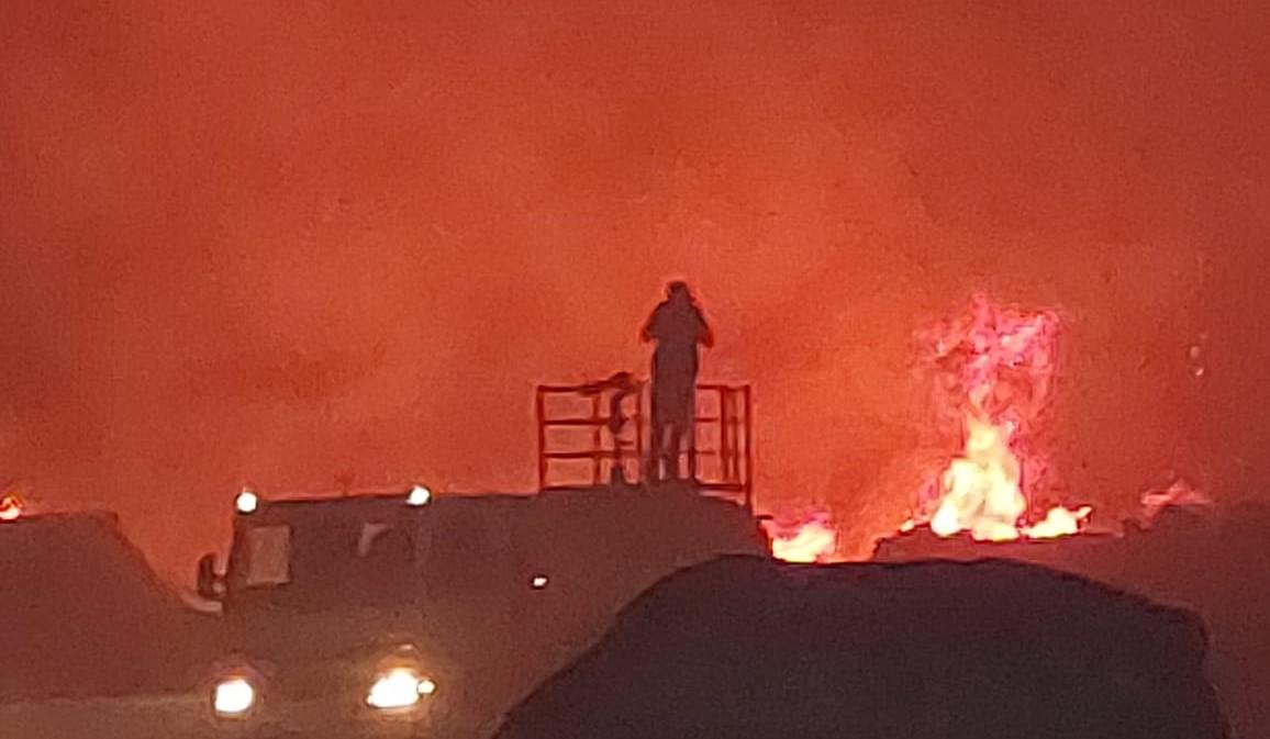 Daniel Santana mobiliza aparato da Prefeitura e auxilia Corpo de Bombeiros no combate a incêndio no Liberdade, em São Mateus, ES