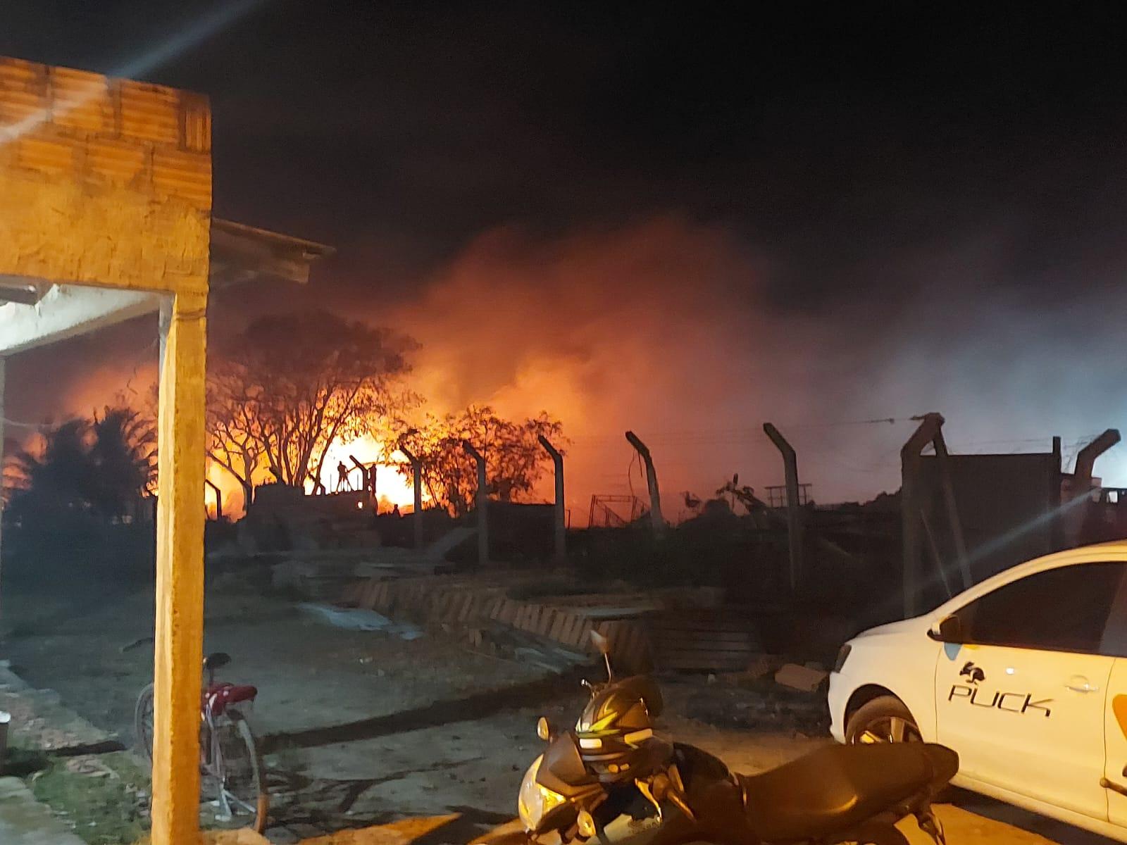 Daniel Santana mobiliza aparato da Prefeitura e auxilia Corpo de Bombeiros no combate a incêndio no Liberdade, em São Mateus, ES