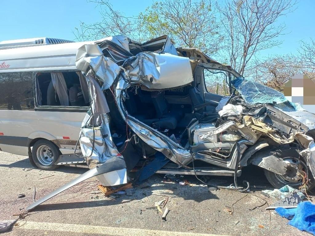 Grave acidente entre van e caminhão na BR-316 deixa 7 mortos da mesma família que voltavam de velório