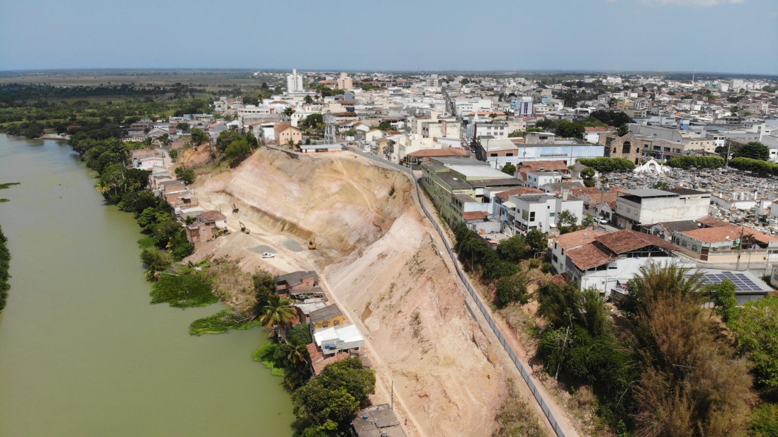 Construção de canaletas e trincheira para fundação: obras de contenção da ladeira do besouro já entraram na segunda fase, em São Mateus, ES