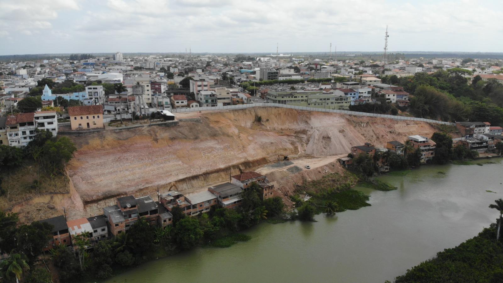 Construção de canaletas e trincheira para fundação: obras de contenção da ladeira do besouro já entraram na segunda fase, em São Mateus, ES