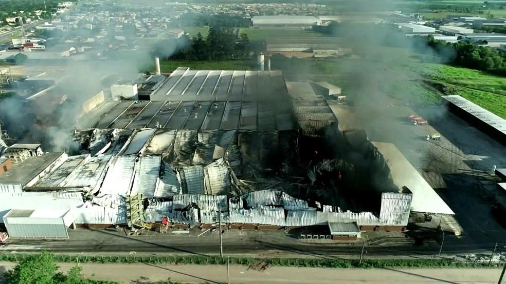 Presidente da Cacau Show mostra que ainda há fumaça e fogo em fábrica atingida por incêndio no ES