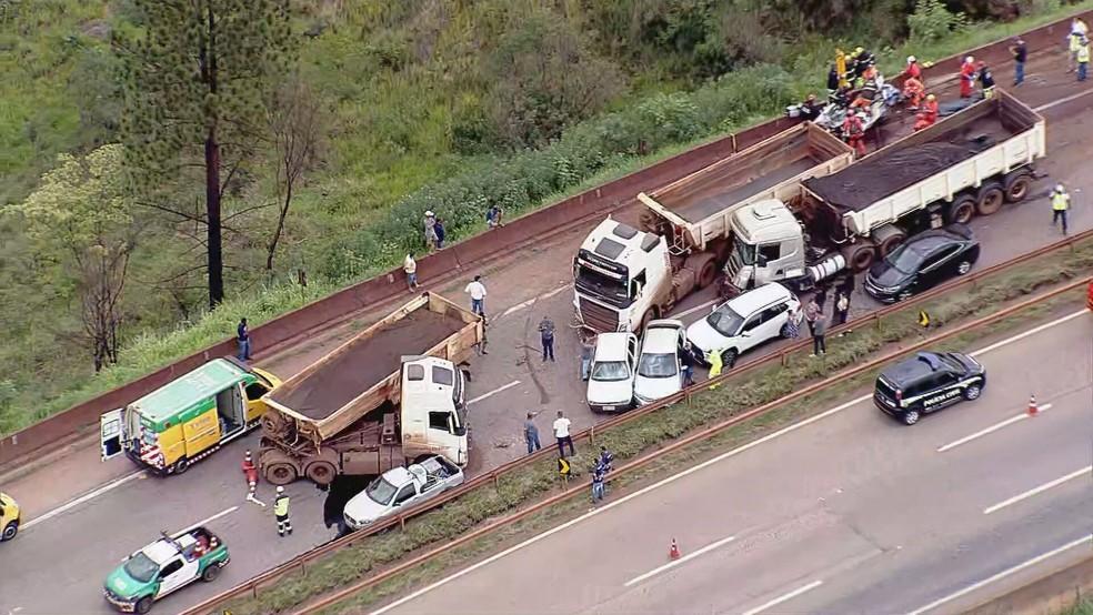 Grave acidente com 12 veículos na Fernão Dias deixa seis mortos