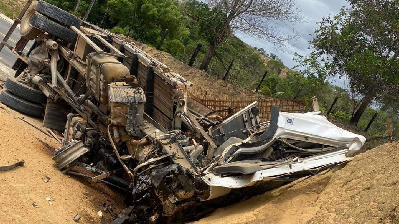 Carreta tomba na rodovia ES-130 e deixa duas pessoas mortas, no ES