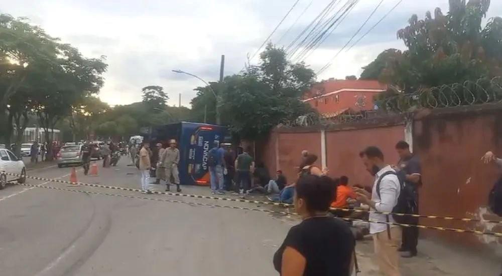 Ônibus tomba e deixa 50 feridos no Rio: “Motorista estava estressado”