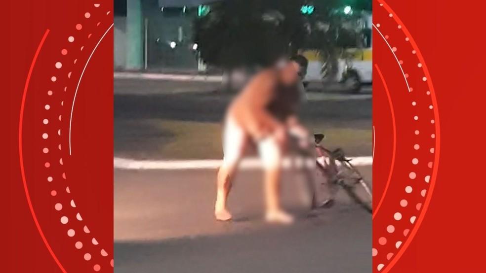 Homem nu joga bicicleta contra carro e causa confusão no trânsito no ES