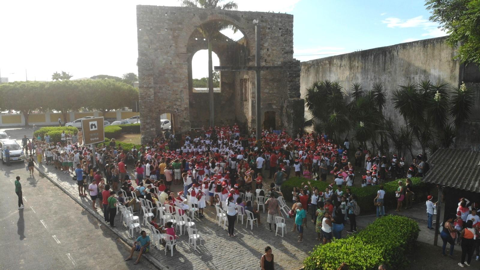 Mais de 500 vozes, de dez escolas da Rede Municipal, dão as boas-vindas ao espírito natalino em São Mateus, ES