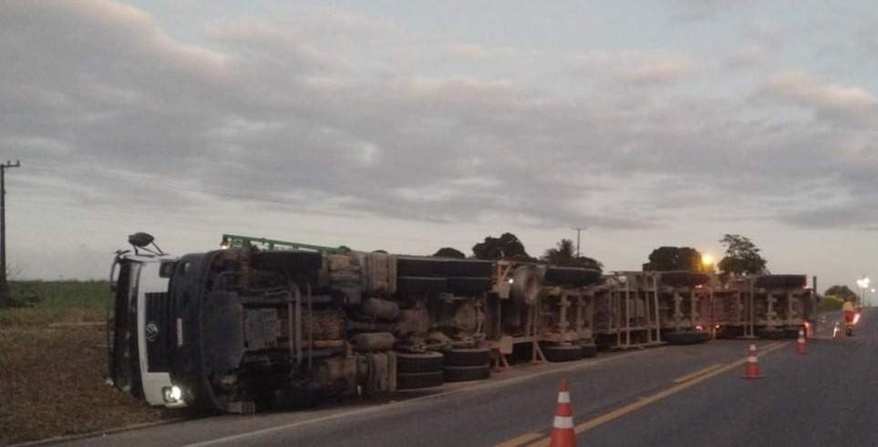 Carreta carregada com eucalipto tomba e interdita BR-101 em Conceição da Barra, no ES