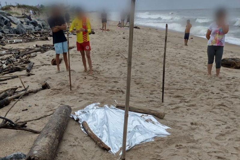 Cadáver com cabeça e membros decepados surge em praia e apavora moradores