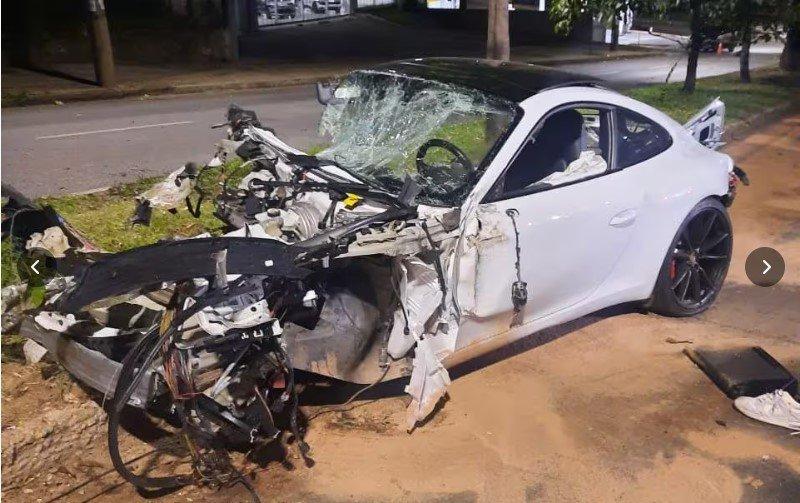 Grave acidente com Porsche a 250 km/h deixa 1 morto e outro ferido