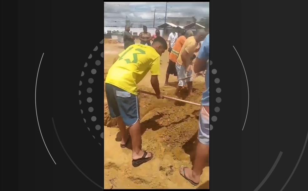 Família faz cova e enterra parente por falta de coveiro em cemitério no ES