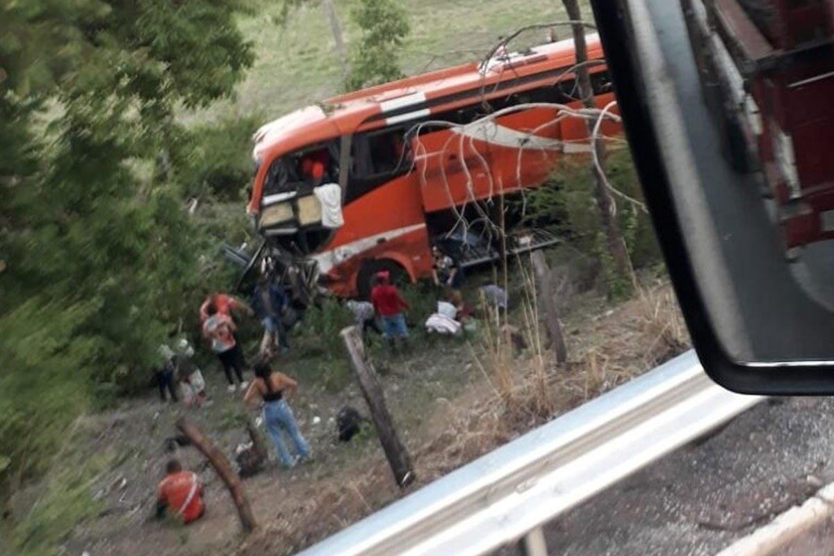 Grave acidente entre ônibus e van na BR-020 mata quatro pessoas