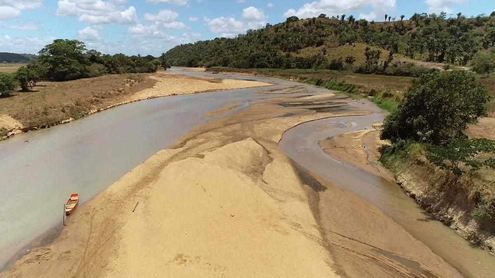 Vazão de rio no ES está em 2% e bancos de areia tomam conta da paisagem