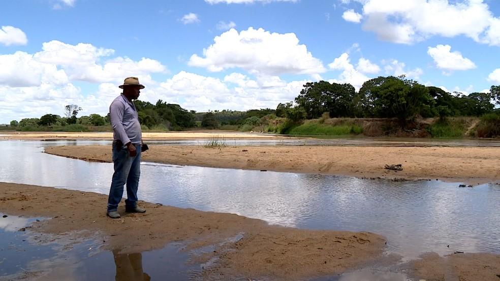 Vazão de rio no ES está em 2% e bancos de areia tomam conta da paisagem