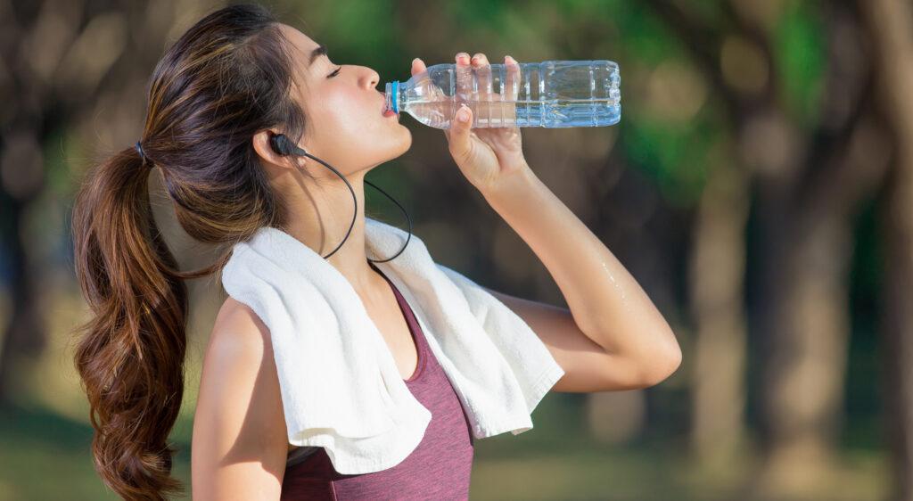 Onda de calor: saiba a importância da hidratação e alimentação em dias quentes