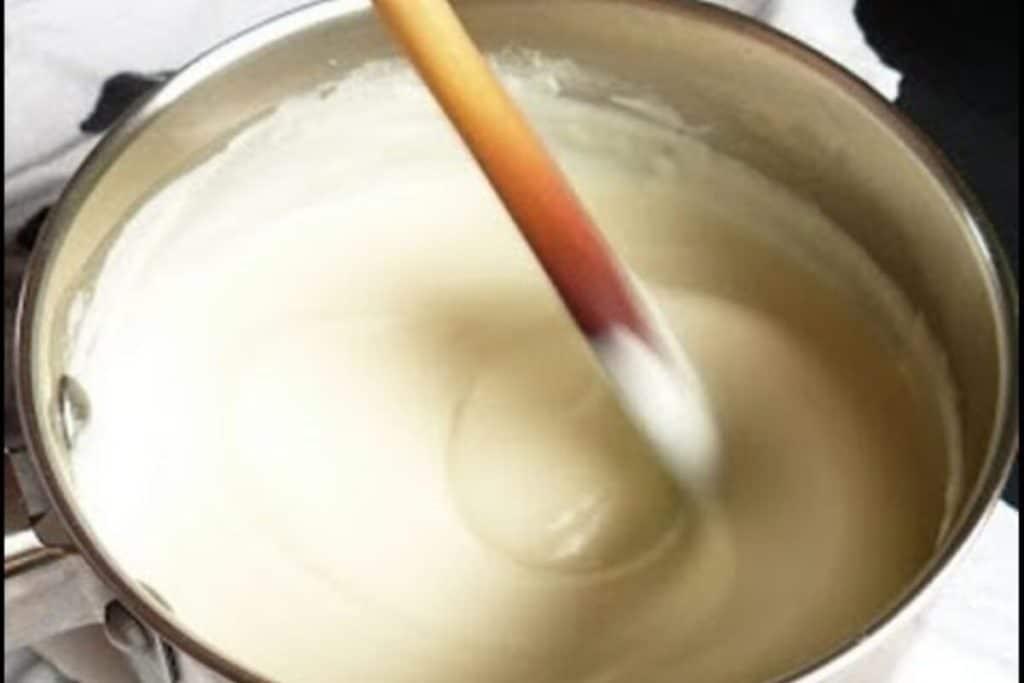 Cozinheira profissional ensina a receita de molho branco simples para usar em vários pratos