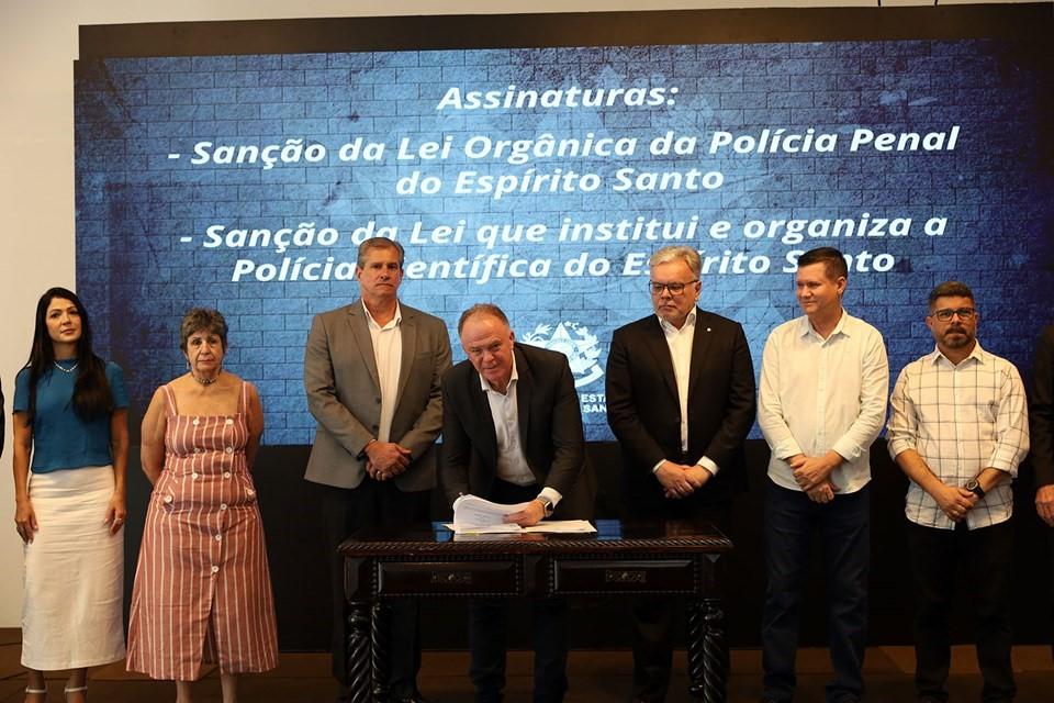 Casagrande sanciona leis que criam a Polícia Científica e a Polícia Penal do Espírito Santo