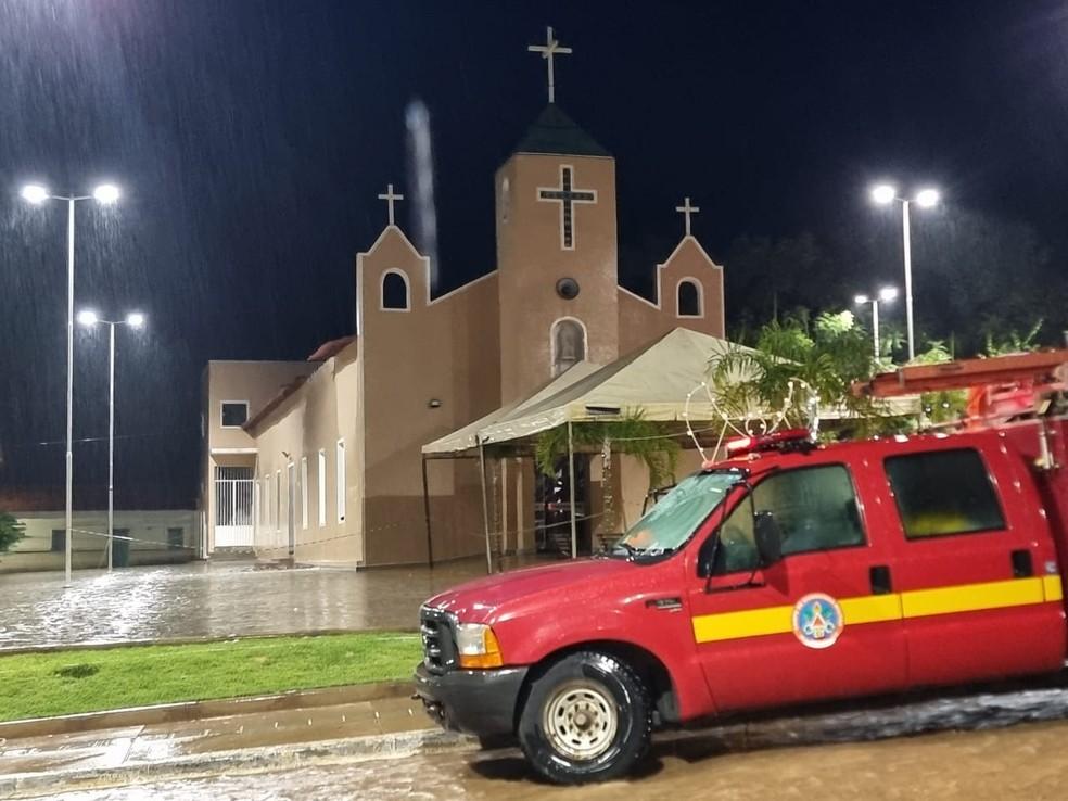 Telhado de igreja desaba durante celebração e deixa 80 feridos em MG