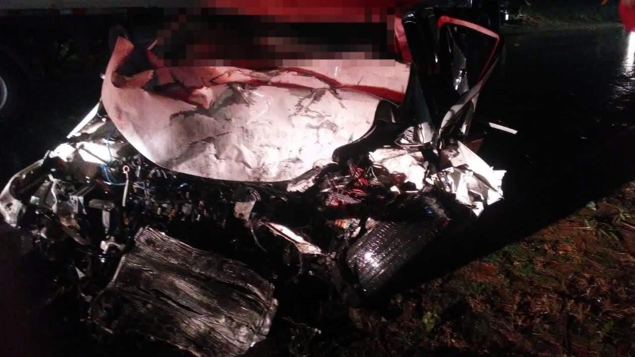 Grave acidente na BR-101 mata motorista e carro fica destruído, no ES