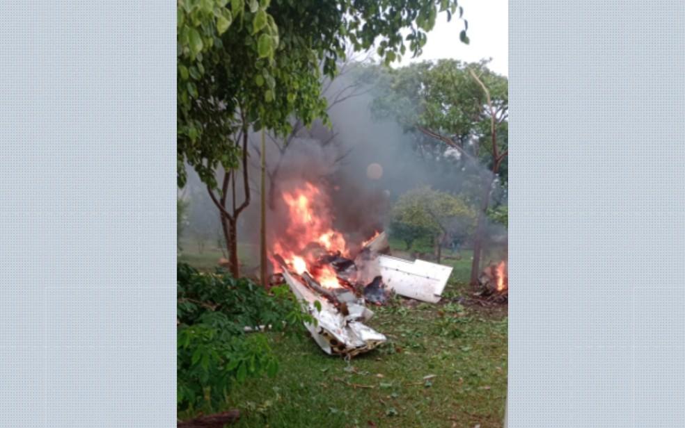 Veja o que já se sabe e quem são as pessoas que morreram na queda de avião monomotor em praça de Jaboticabal