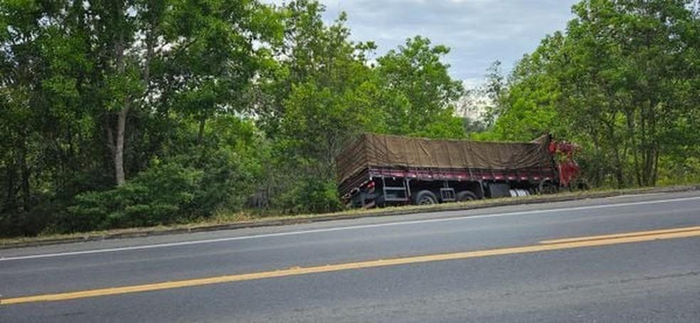 Grave acidente entre carro e carreta na BR-101 deixa três pessoas mortas em Conceição da Barra, no ES