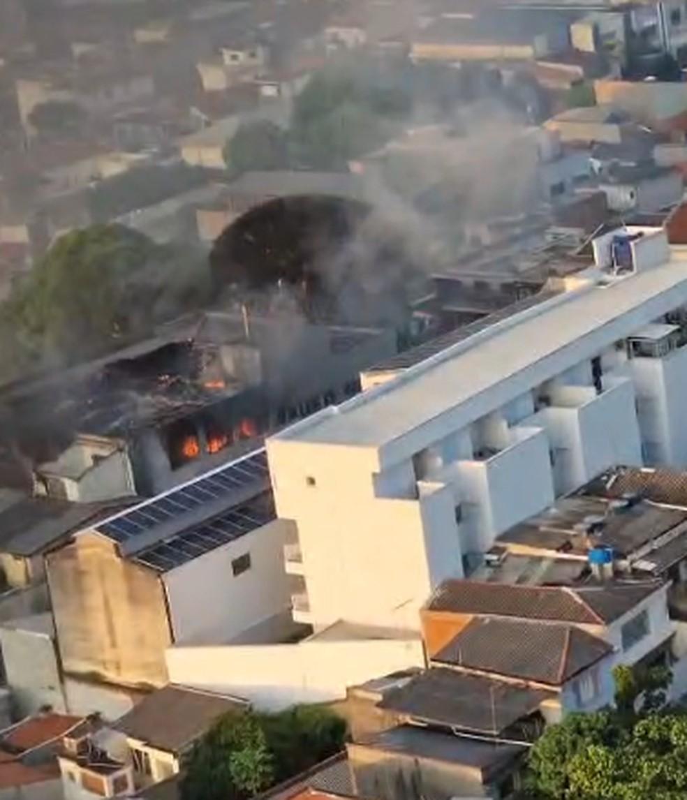 Incêndio de grandes proporções destrói fábrica de tecidos