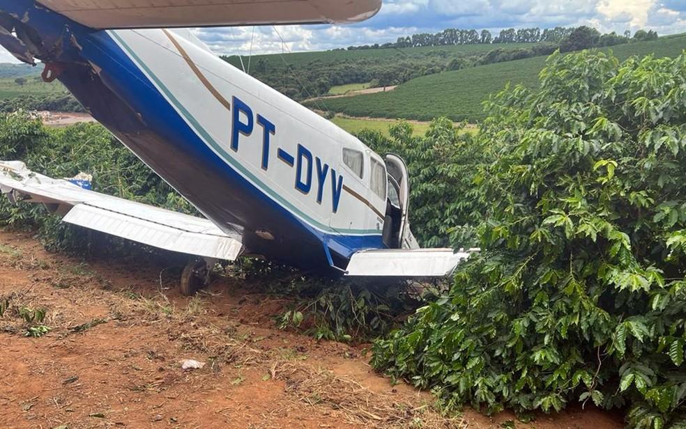 Avião de pequeno porte pousa em cafezal na zona rural