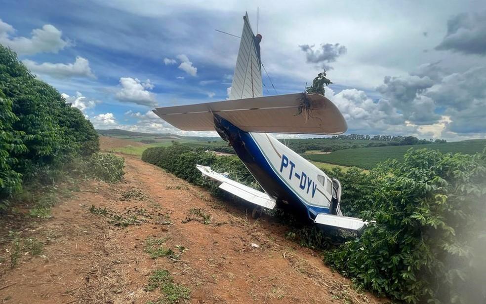 Avião de pequeno porte pousa em cafezal na zona rural