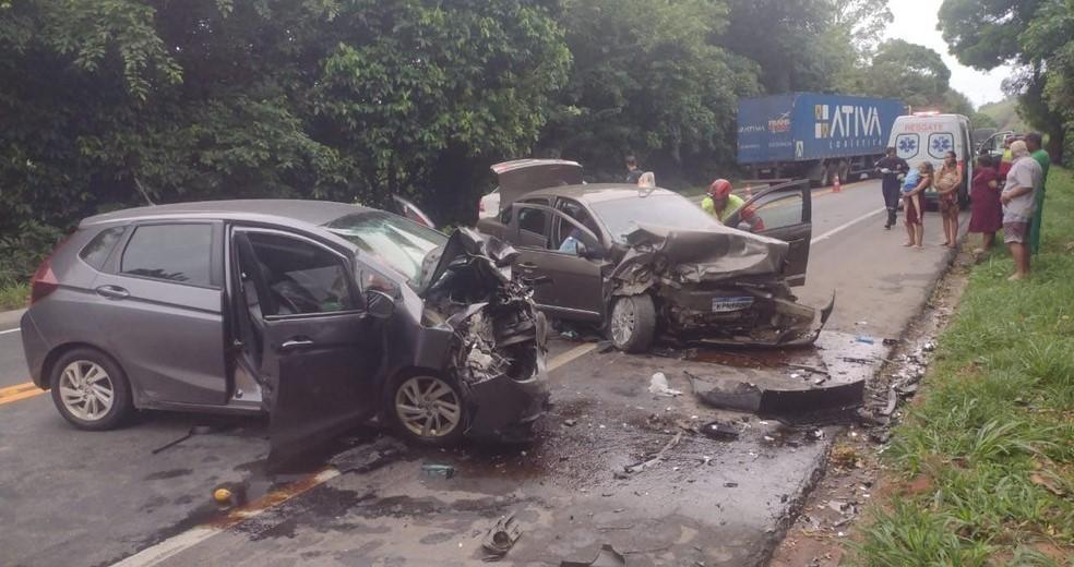 Grave acidente entre dois carros na BR-101 deixa um morto e 5 feridos, no ES