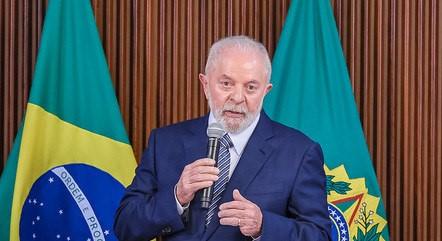 Lula assina decreto que reajusta salário mínimo para R$ 1.412 em 2024