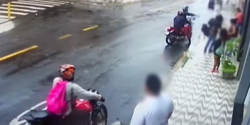 Bandidos em motos assaltam passageiros em ponto de ônibus no ES