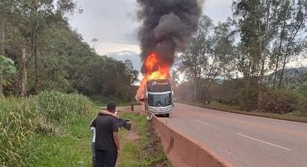 Ônibus de viagem pega fogo com 50 turistas