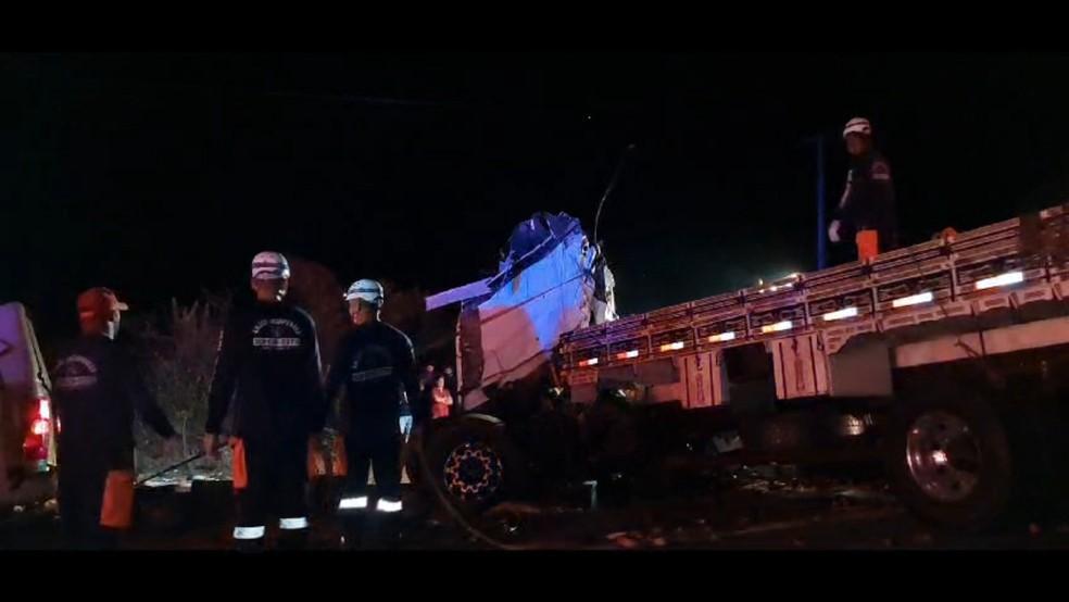 Grave acidente entre caminhão e ônibus de turismo na BR-324 deixa 25 pessoas mortas e cinco feridas na Bahia