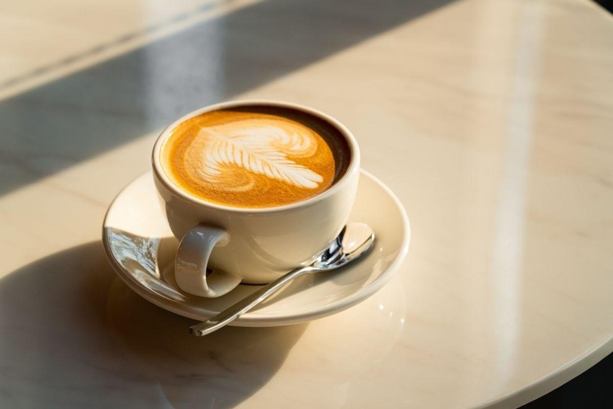 Veja qual é a melhor hora e tamanho certo da 1ª xícara de café do dia