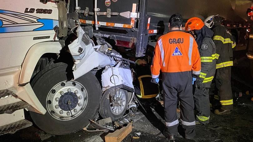 Carro é esmagado entre dois caminhões no km 229 da Via Dutra e deixa três mortos