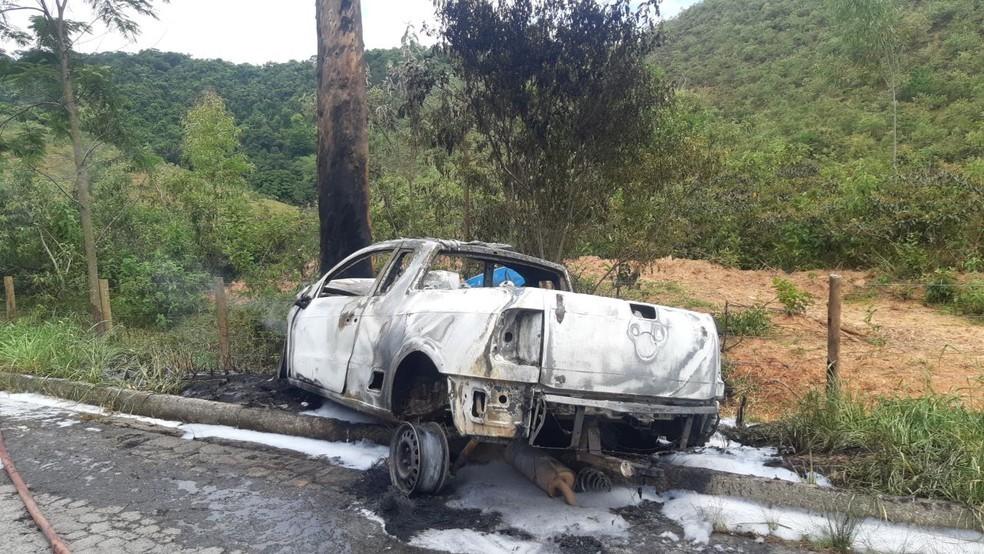 Duas pessoas morrem após carro bater em árvore e pegar fogo, em acidente no ES